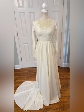 Vintage 1970s Ivory Wedding Gown Lace Empire Waist w/ Train Sz 7 ILGWU